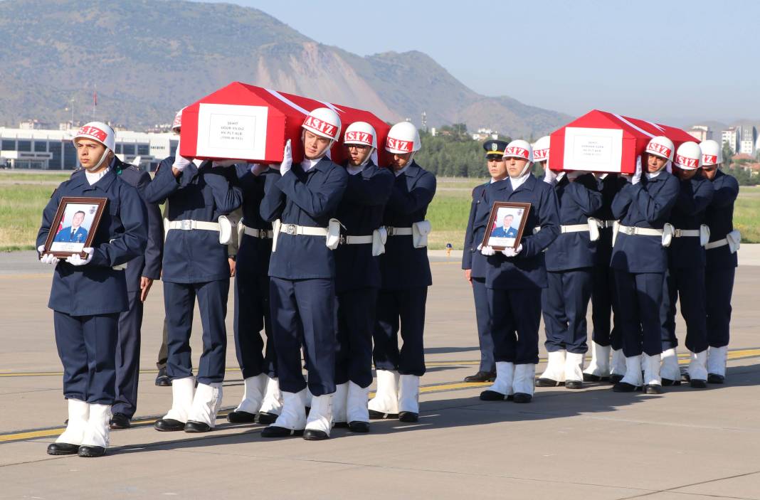 Uçak kazasında şehit olan 2 albay için komutanlıkta tören 1